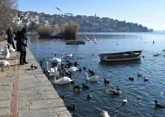 Καστοριά: αρχοντικά, βυζαντινές εκκλησίες και μια λίμνη που καθρεφτίζει την ιστορία