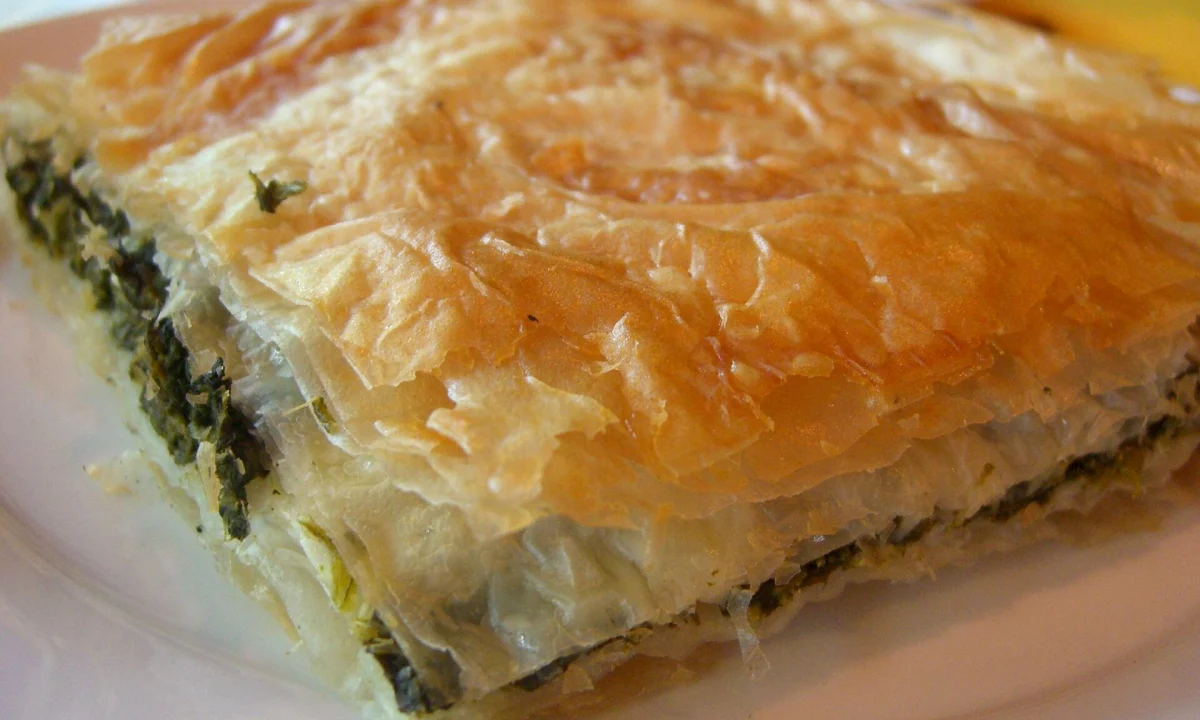 Χορτόπιτα με χωριάτικο φύλλο και μυρωδικά