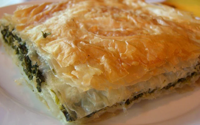 Χορτόπιτα με χωριάτικο φύλλο και μυρωδικά